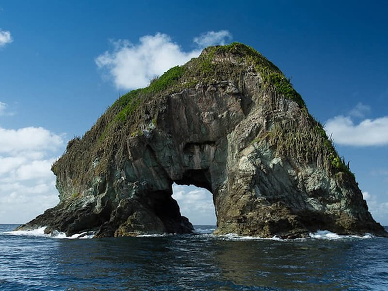 The huge natural arch known as London Bridge is a signature north-coast dive site. 