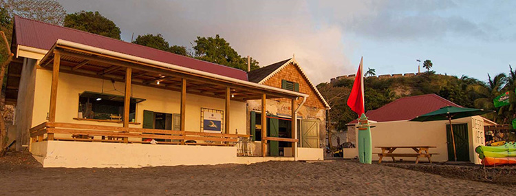 The Scubaqua dive center is located beachside and provides a full range of facilities and services.