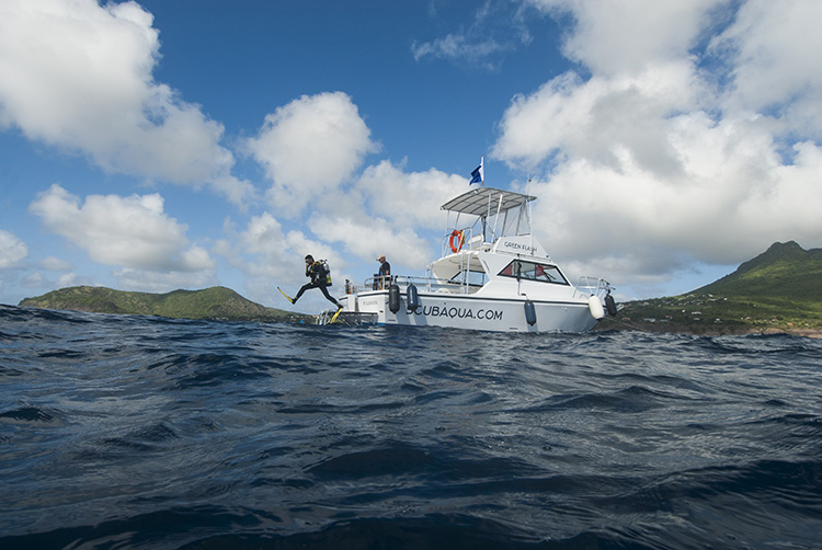 The Green Flash is 36-foot custom dive boat operated by Scubaqua.