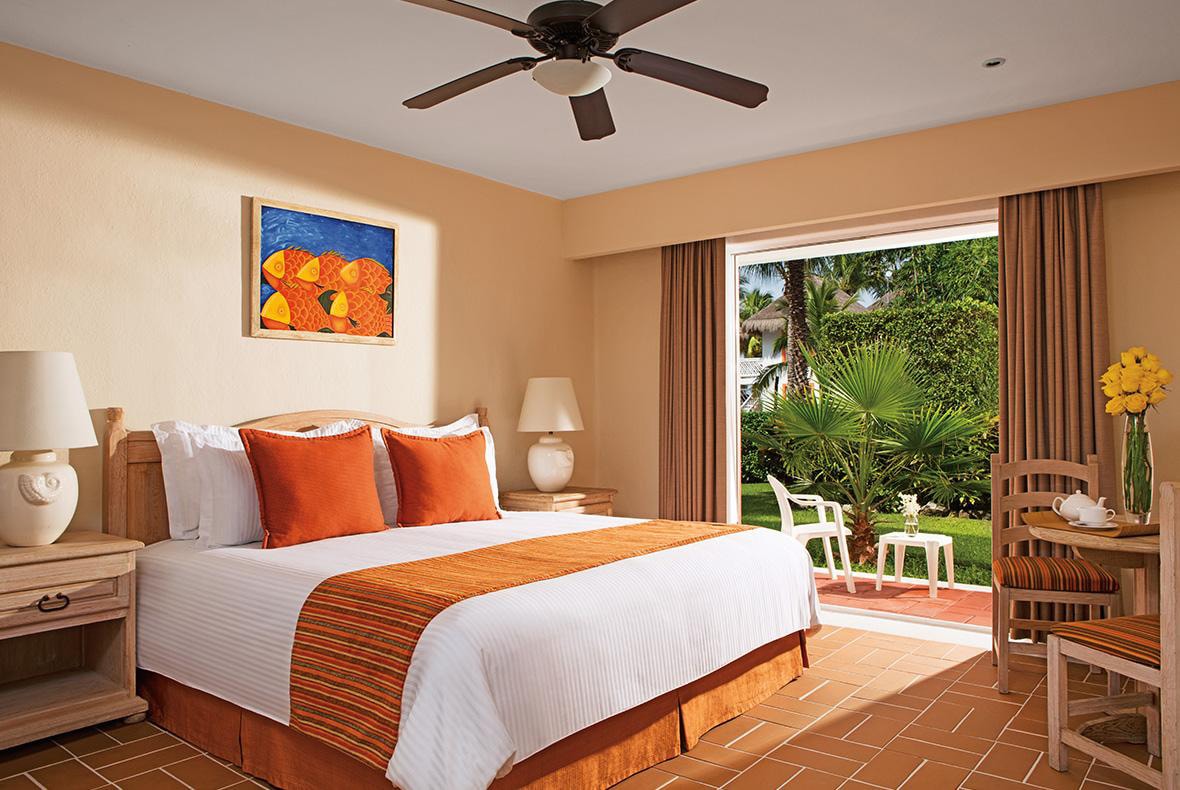 A garden view room at Sunscape Sabor.