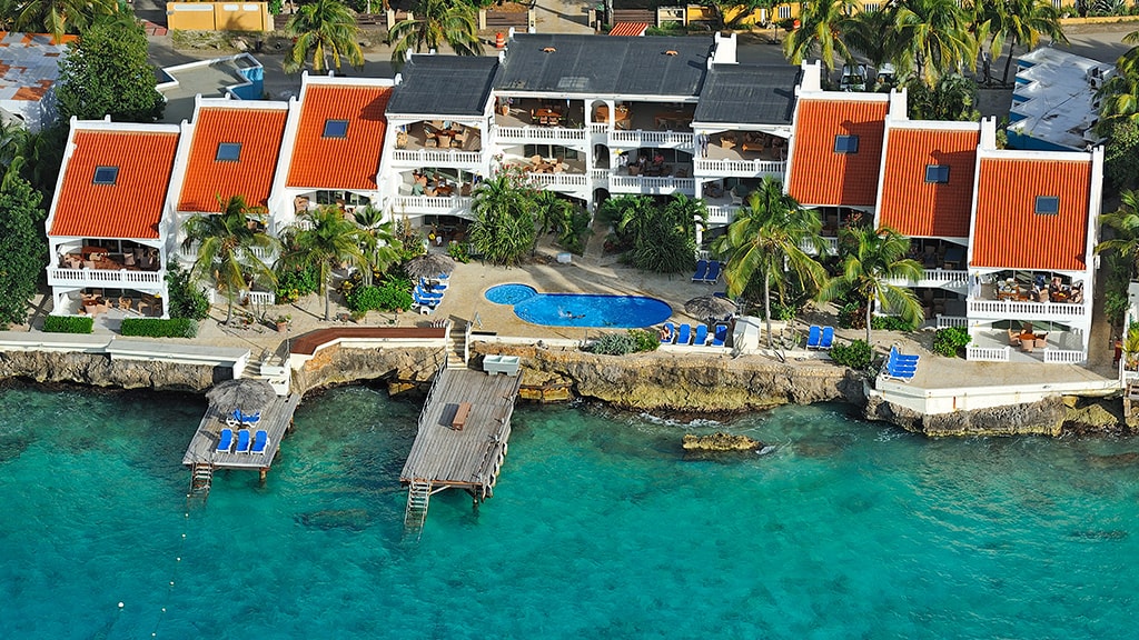 Belmar Oceanfront Apartments is located on the island's calm western shore, close to downtown, the airport and prime southern dive sites.