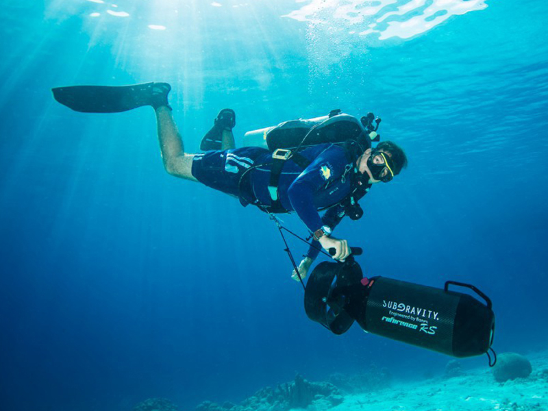 Divers can discover wider areas of Bonaire reefs with DPV diving programs. 