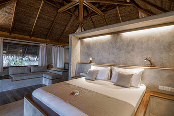 The on-site restaurant serves a mix of international and local cuisines based on fresh and organic ingredients. The resort’s chefs can accommodate guests with special dietary preferences or requirements. All guests enjoy a full-board menu with three meals