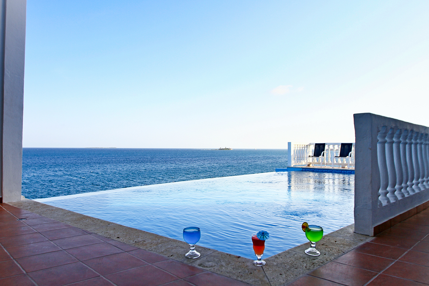 Dunbar Rock's infinity-edge pool perches on the edge of an elevated deck, adding visual drama to a cooling dip.
